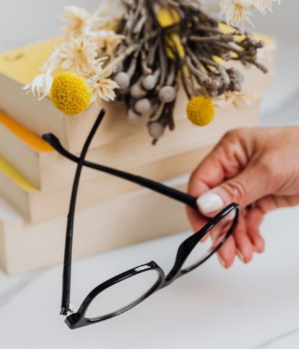 Brille in der Hand
